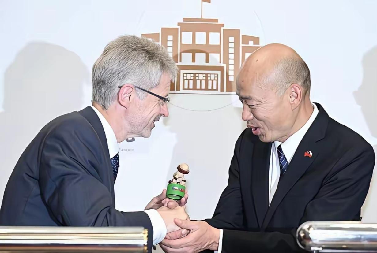 捷克参议院议长维斯特奇尔窜访台湾期间，与台湾民意机构负责人韩国瑜眉来眼去，狂妄至