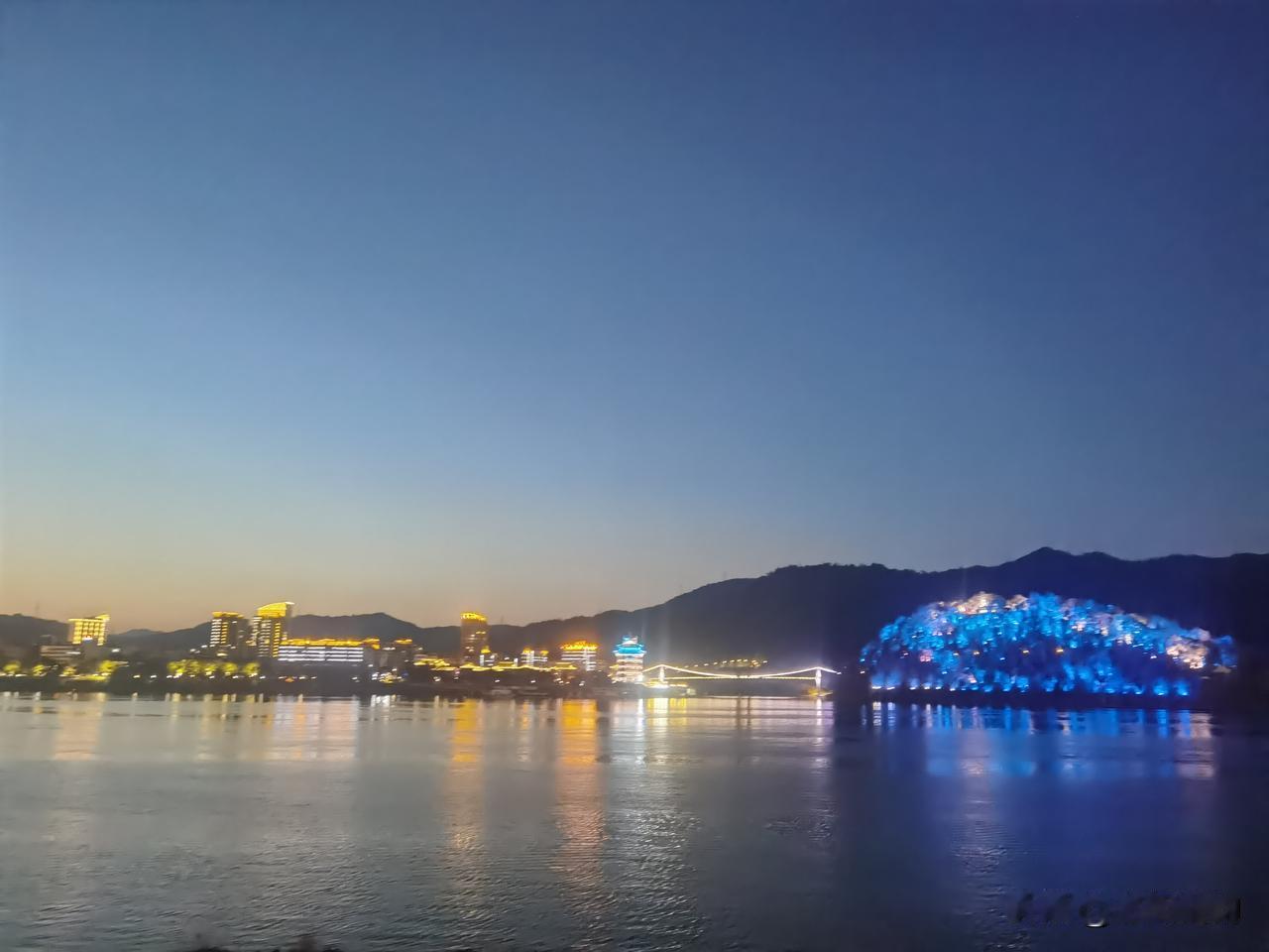 夜幕下的富春江