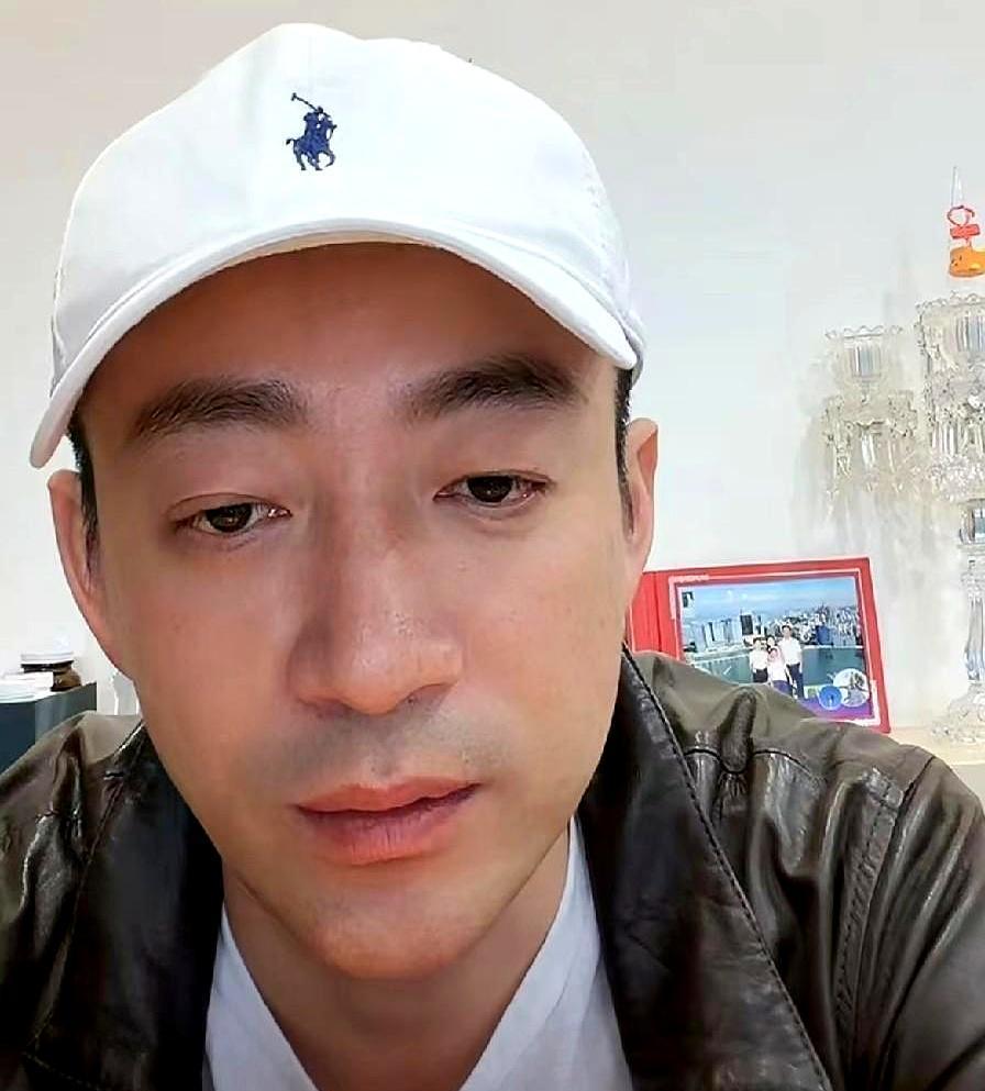 她挺着快临盆的肚子弯腰给孩子理衣角，亲生的亲生的亲生的就在旁边！
汪小菲全看在眼