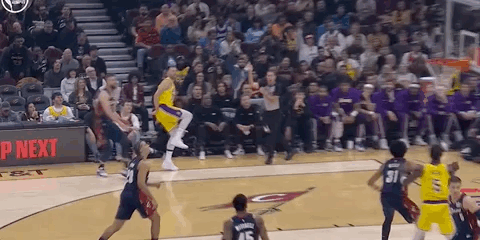 东契奇脚踩到骑士主场地板边缘崴了……骑士主场这个是老问题了，蛮呆逼的。湖人vs骑