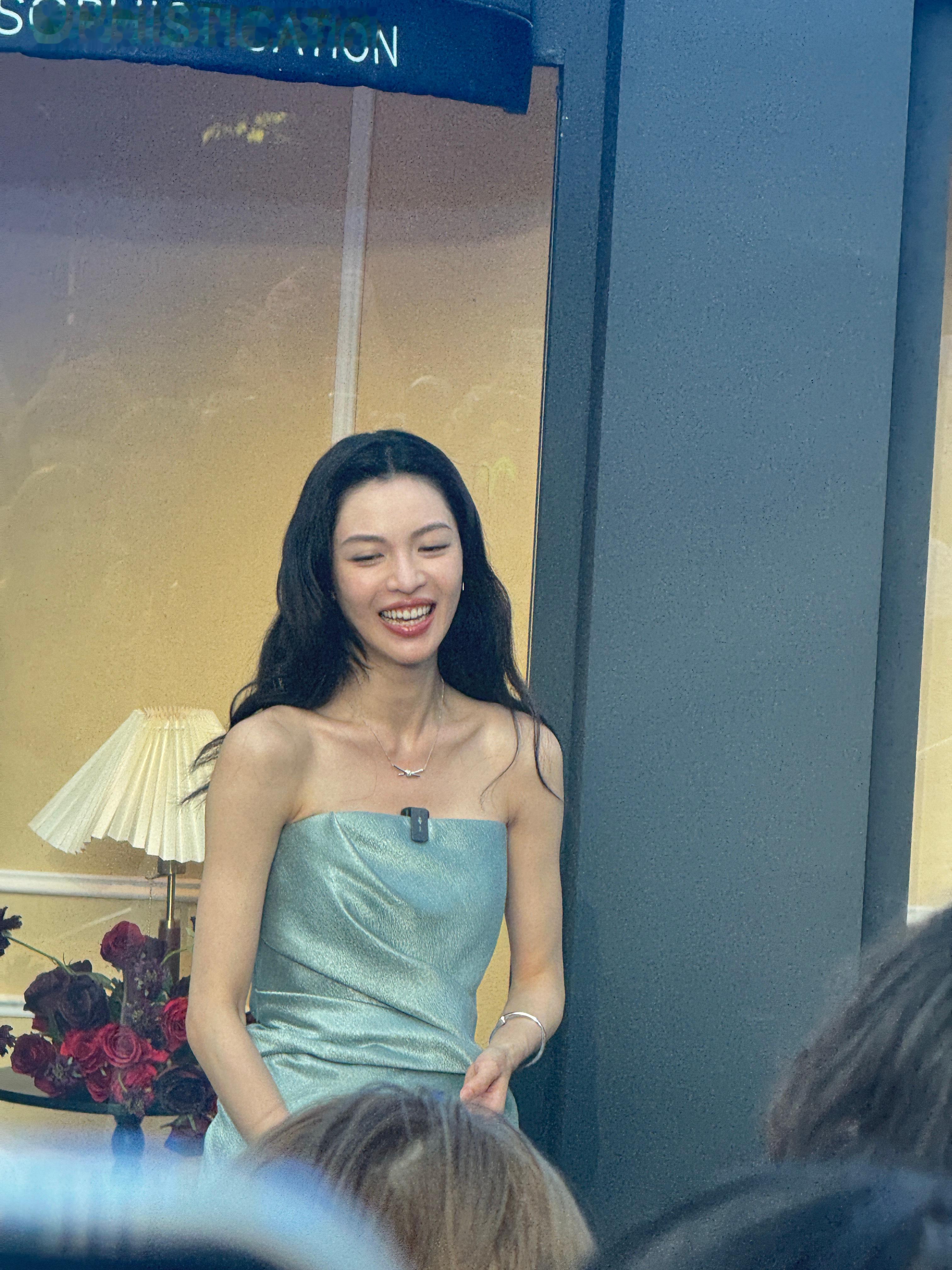 钟楚曦也来现场啦[期待]明艳大美人我真的爱 ​​​