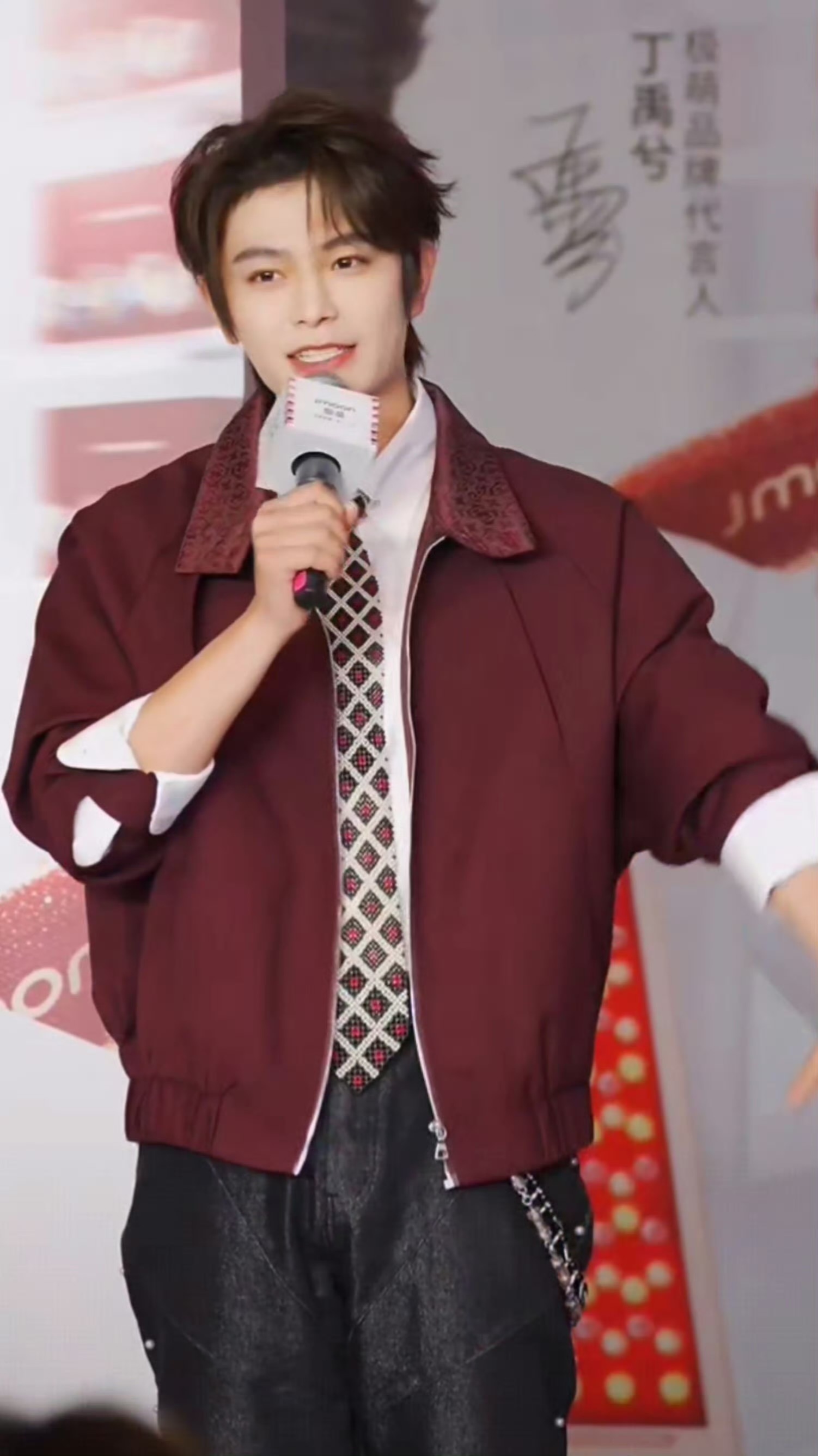 丁禹兮红色挑染丁禹兮红发挑染造型 来了 ​​​