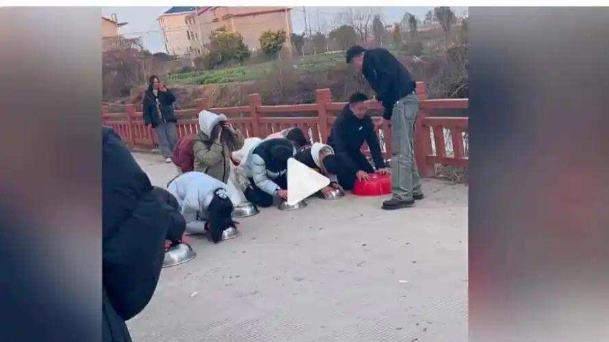 外甥“突袭”讨红包，温情一幕暖街头

男子路上悠然前行，不料被外甥“截停”。小家