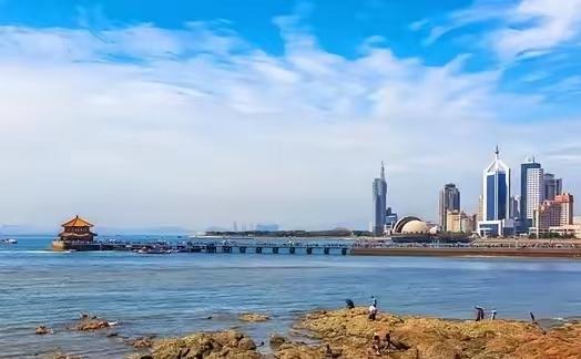 因海上风浪较大，青岛栈桥桥体及西侧沙滩、栈桥海水浴场和小青岛景区临时封闭。