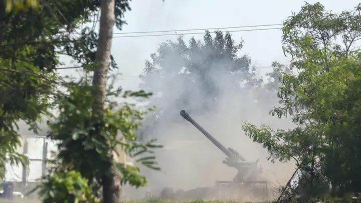 泰国官员说，柬埔寨军队今天（25日）早上向那云省那空波克附近的 469 高地发起