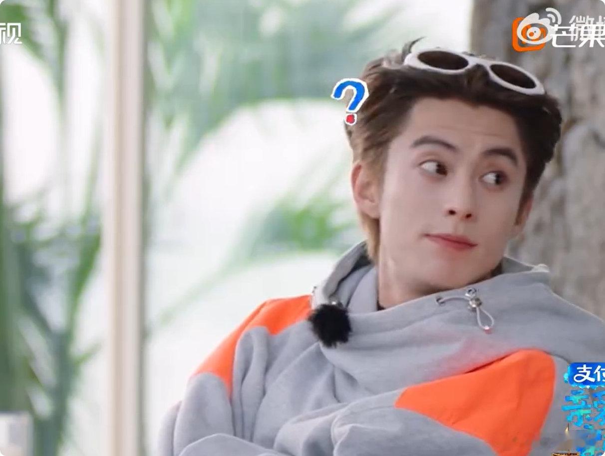 白鹿把孩子塞到王鹤棣怀里亲爱的客栈白鹿把孩子丝滑塞到王鹤棣怀里，三人同框也太可爱