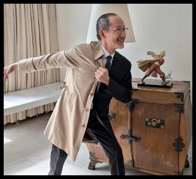 日本驻法大使为宣传马克龙会见高市早苗，cos成《丁丁历险记·蓝莲花》漫画里的丁丁