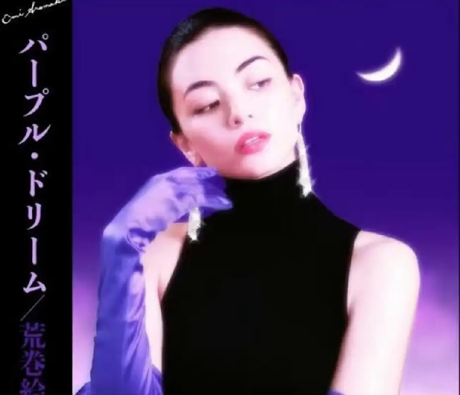 有网友偶遇吴建豪和他的新婚太太，两人搂着一起逛街，真的好甜蜜啊！这一看就是还在热
