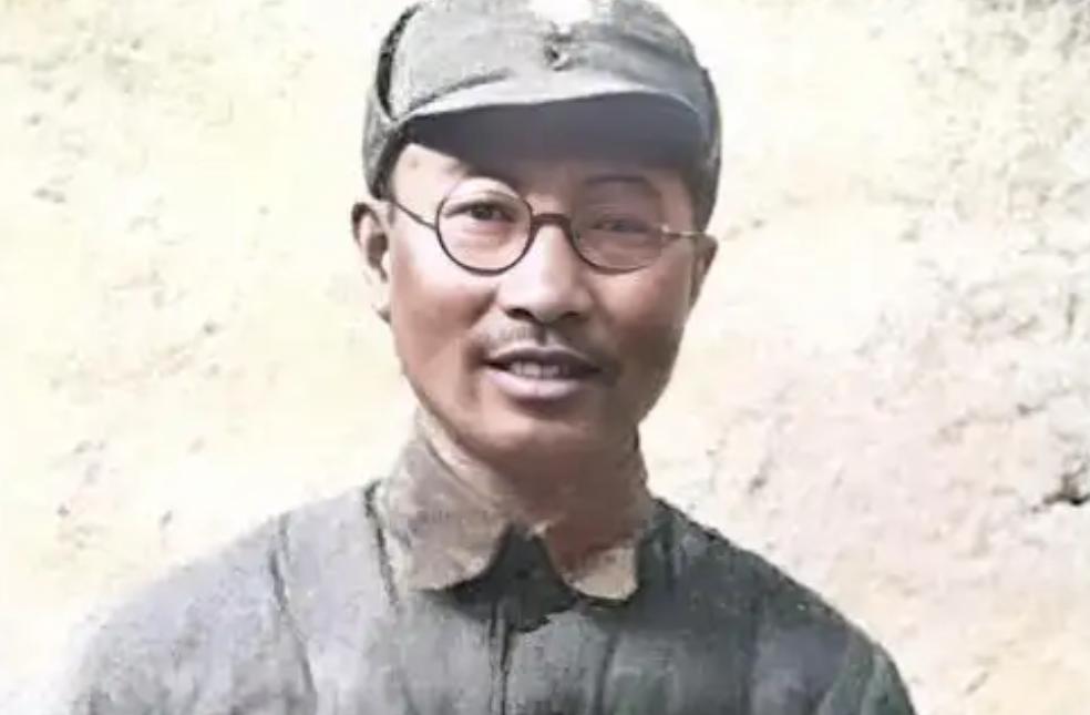 1945年，美军为讥讽陈赓，故意指着桌上的牛排、面包问道：“陈将军，这些在你们那