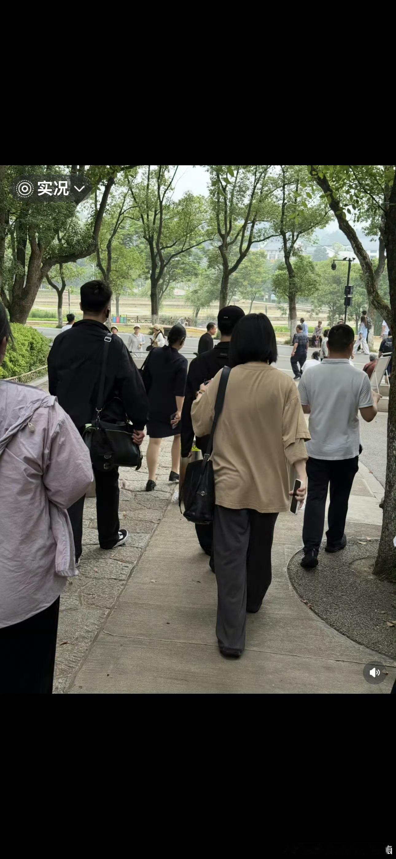 韶山偶遇张艺兴网友偶遇张艺兴去韶山参观毛爷爷的故居了！偶遇张艺兴参观毛爷爷故居青