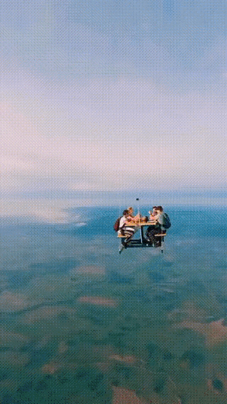 图一：这么高的位置吃饭，别说要钱了，就连给我钱都不敢啊。
图二：我就知道啊，泡面