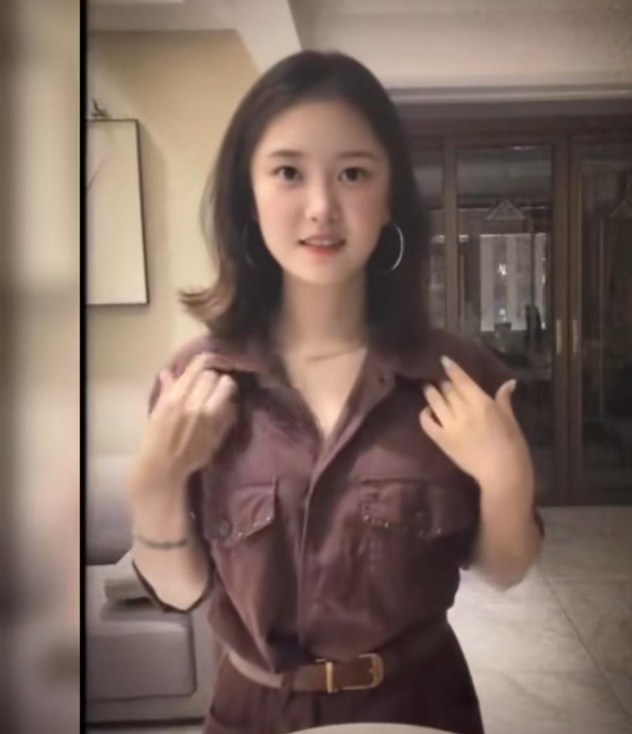 像这样的女孩子，会有人喜欢吗？
 
大家看看这个女孩，笑容干净大方，气质灵动自然