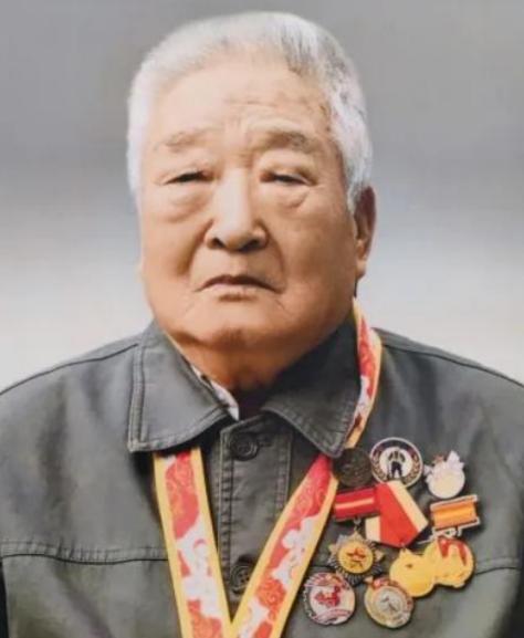 泪目了！云南一 96 岁退休教师去世，学校翻找资料才发现：这个老教师居然获得过 