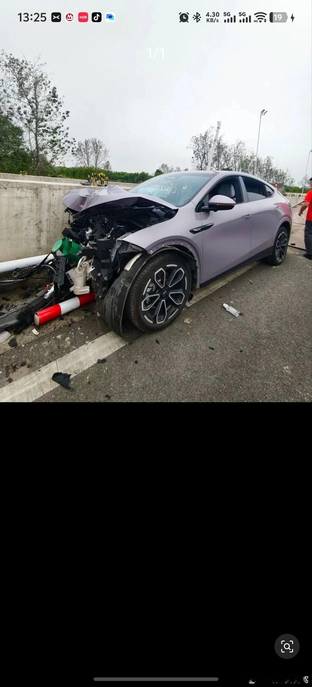 群里看到一个汽车事故照片，这个车安全真的可以啊，车头这样了，A柱左右都完好，好评