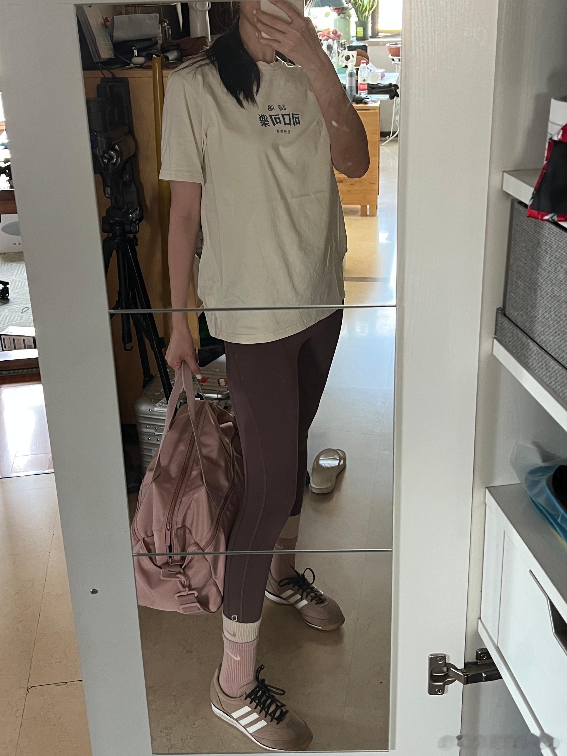 拥有身材差不多的姐妹是一种什么感觉？就是我的衣服她想穿就穿她的裤子也可以直接送我