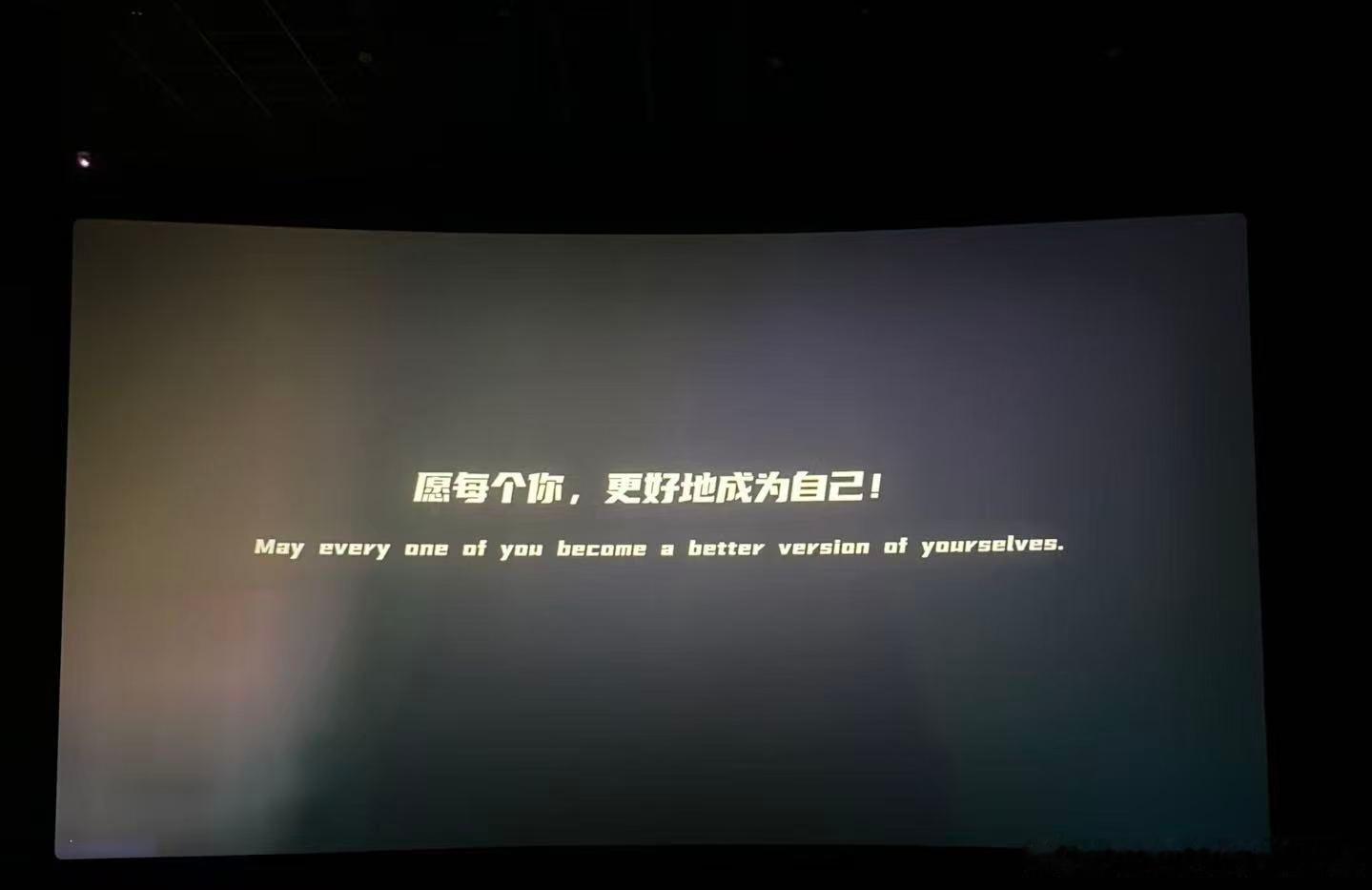 看喜剧泪目算成年人的闯关吗 谁不是一边狼狈一边奋力逃生 笑着看完《极限逃生》，最