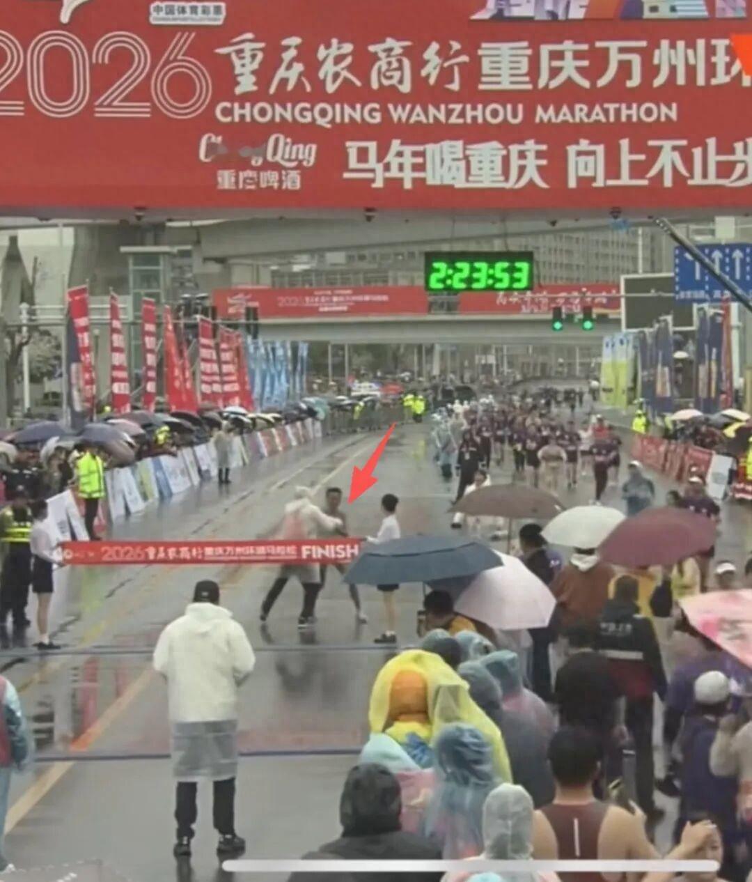 [呲牙]又是乌龙事件。。。冠军选手冲线时被拦停并强行带离赛道！。。组织不好就别搞