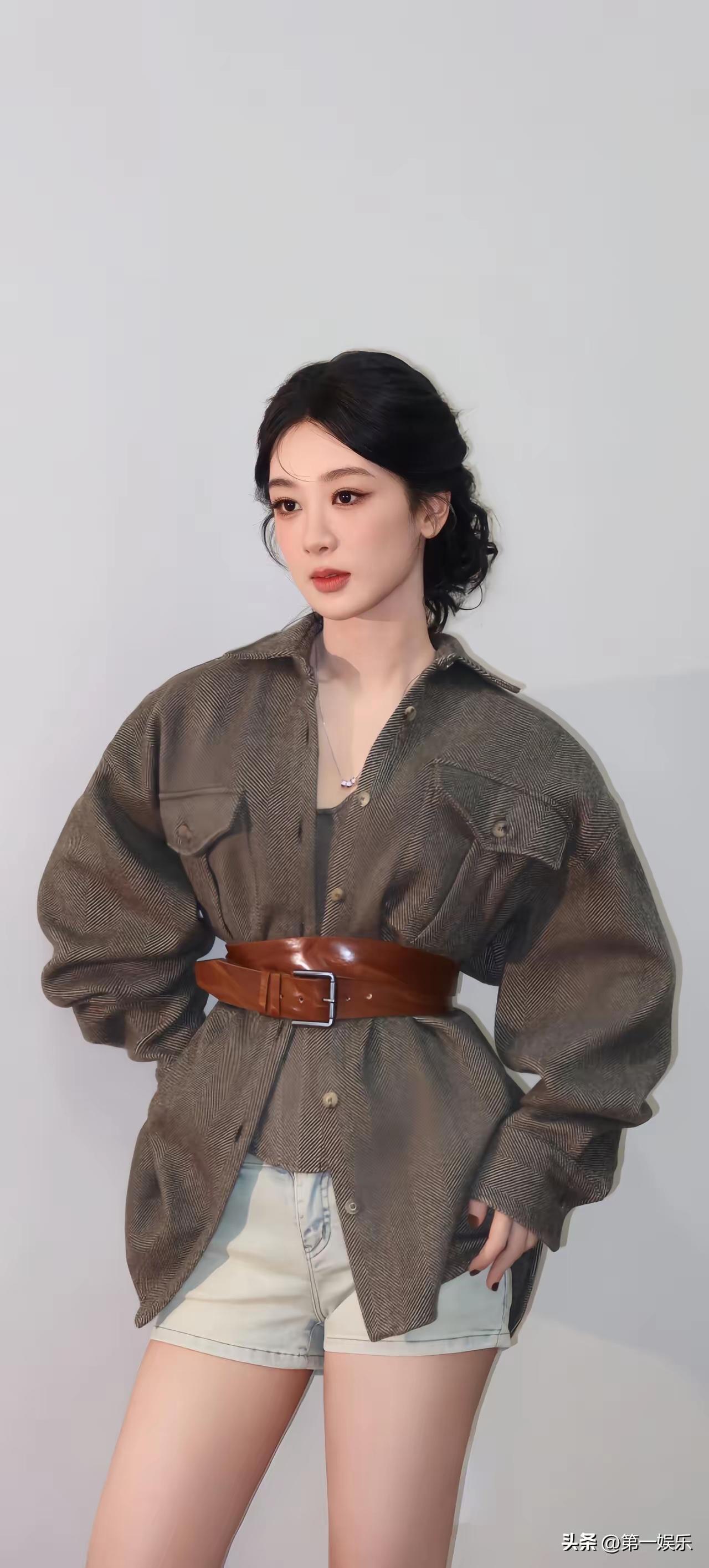 杨紫，这张照片拍得有点意思。
这小腰，只能盈盈一握！
不说她年龄了，可也到了谈婚