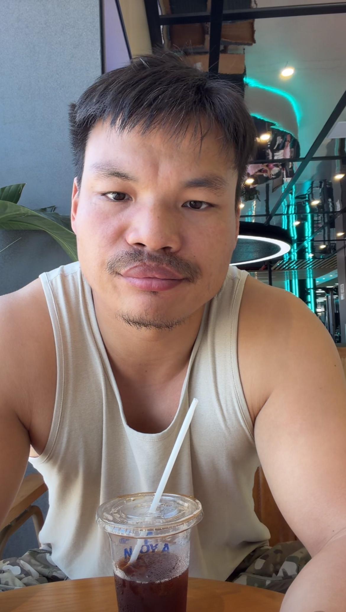 嘴哥直播间确实什么都敢说啊！ 有人问大杨哥，小杨哥现在怎么样了，是不是破产了？ 