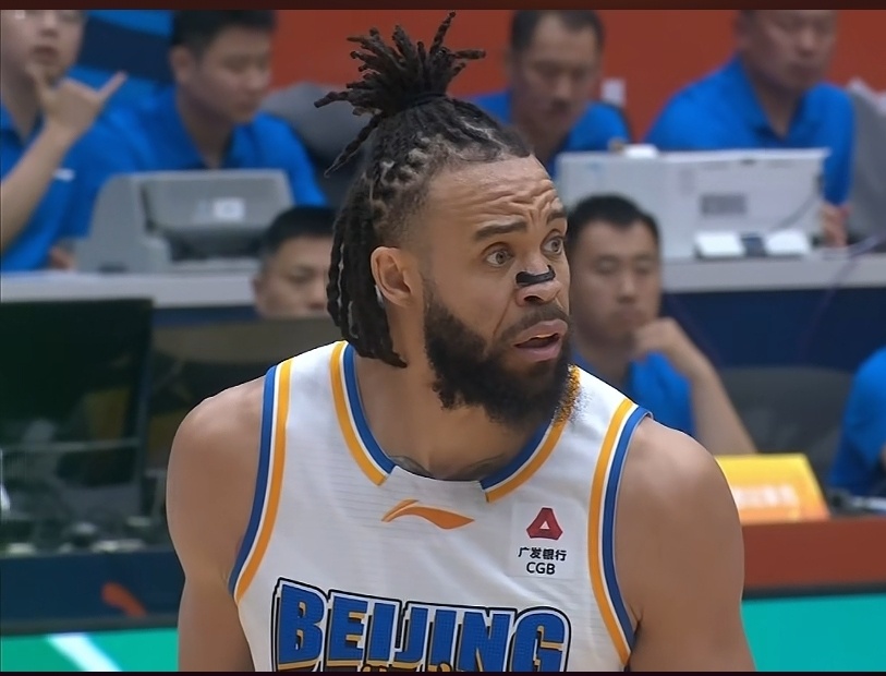 麦基真是吉祥物，不懂就问，像北京签约外援真的没有超过工资帽吗？周琦赵睿来到北京男