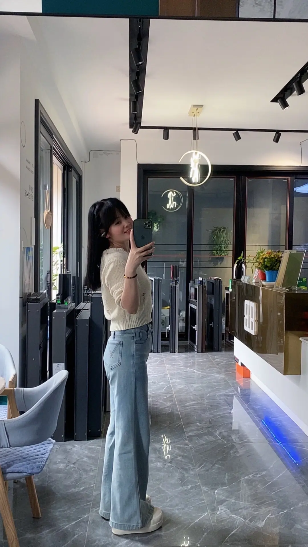 女人任何时候都要活得精致，你的衣服可以不用很贵，但是一定要适合自己，有...