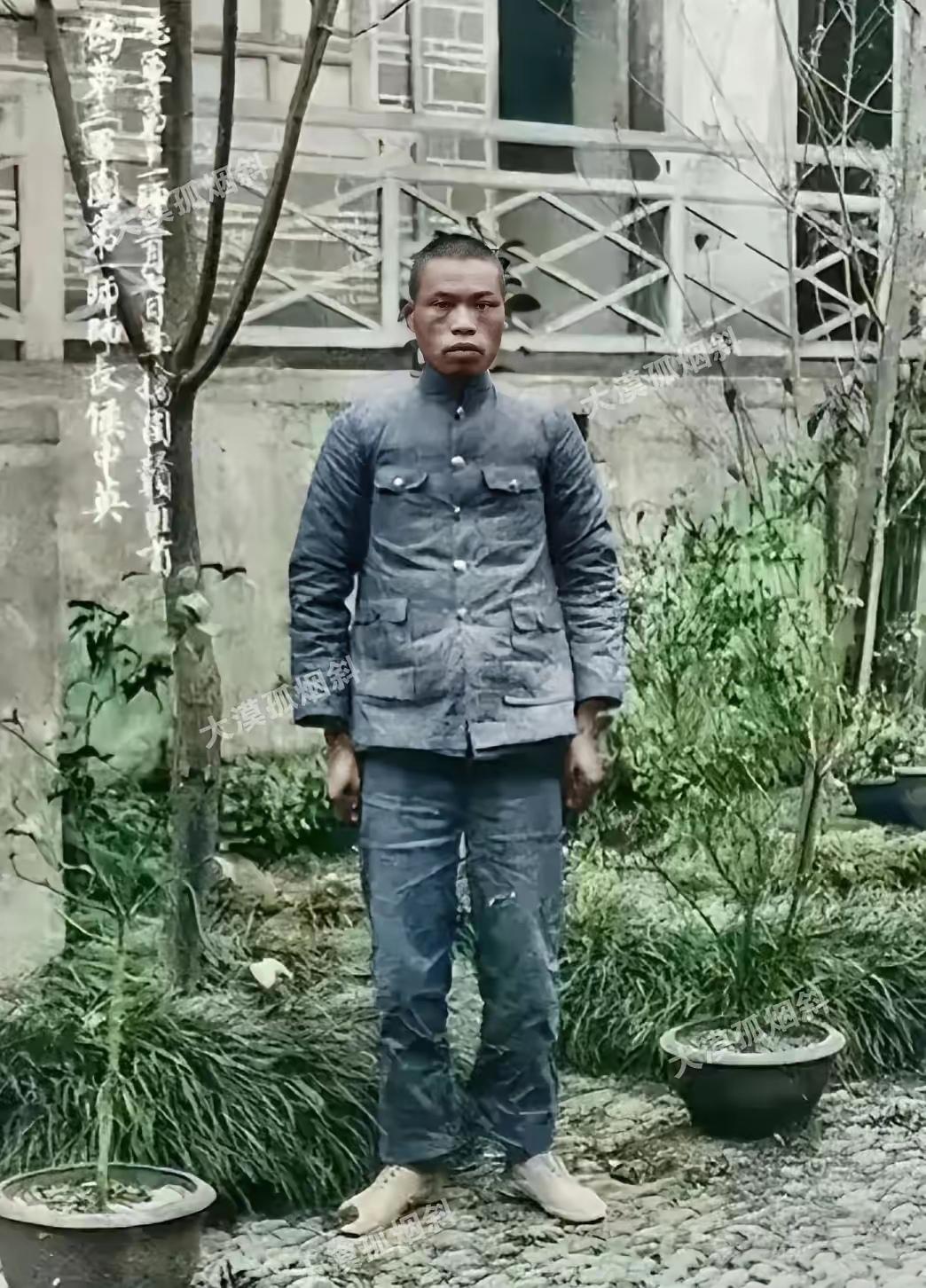 照片上的军人叫侯中英，是红三军团红1师师长。这是他被俘后留下的珍贵遗照，他也是牺