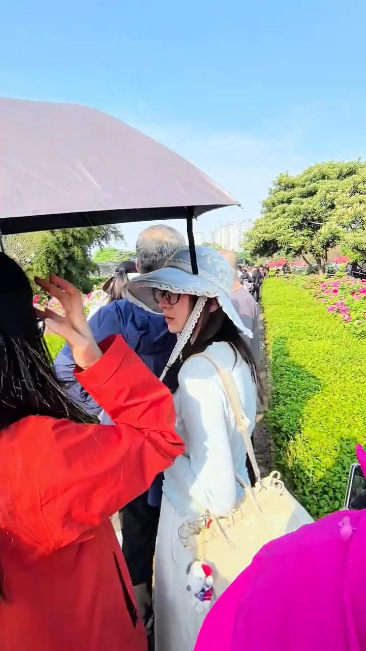 银丝贯顶牡丹。
洛阳隋唐遗址植物园稀奇中的稀奇。
该说再见了，洛阳欢迎你。全球唯