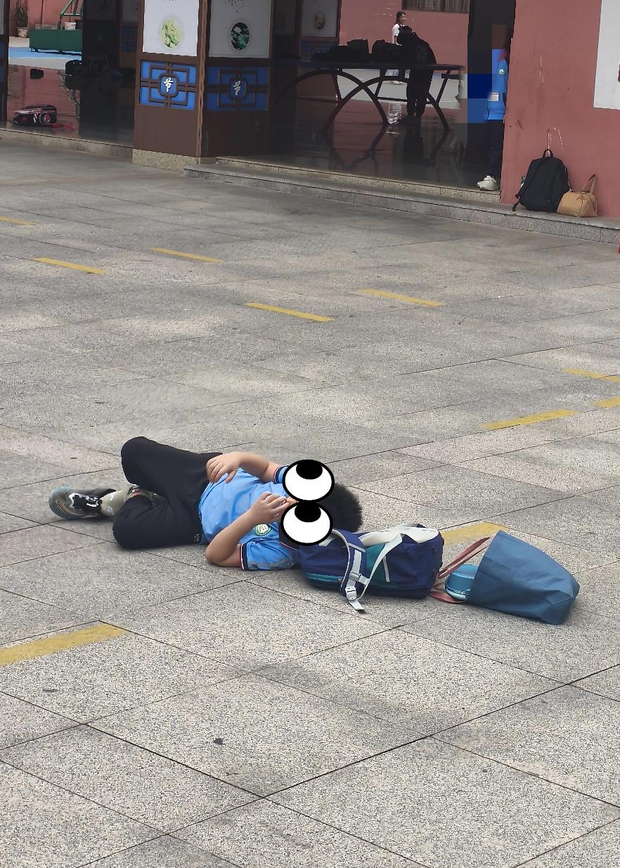 在家带娃和上班,哪个更累?先说一下，我男的，当过全职奶爸。我认为上班更累，但我也