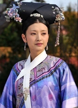 眉姐姐斓曦怎么了  4月13日，甄嬛传中沈眉庄扮演者发文：“两……难。” 眉姐姐