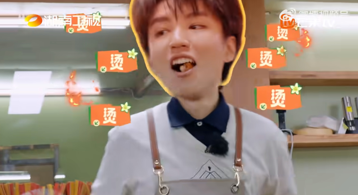 王俊凯吃炸鸡被烫到的反应林大厨投喂王俊凯林大厨贴心投喂刚出锅的热炸鸡，王俊凯一口