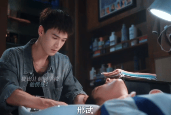 李昀锐吃醋小表情也很耀眼藏不住醋意的小神态成了邢武亮点，李昀锐用细腻演技把心绪展
