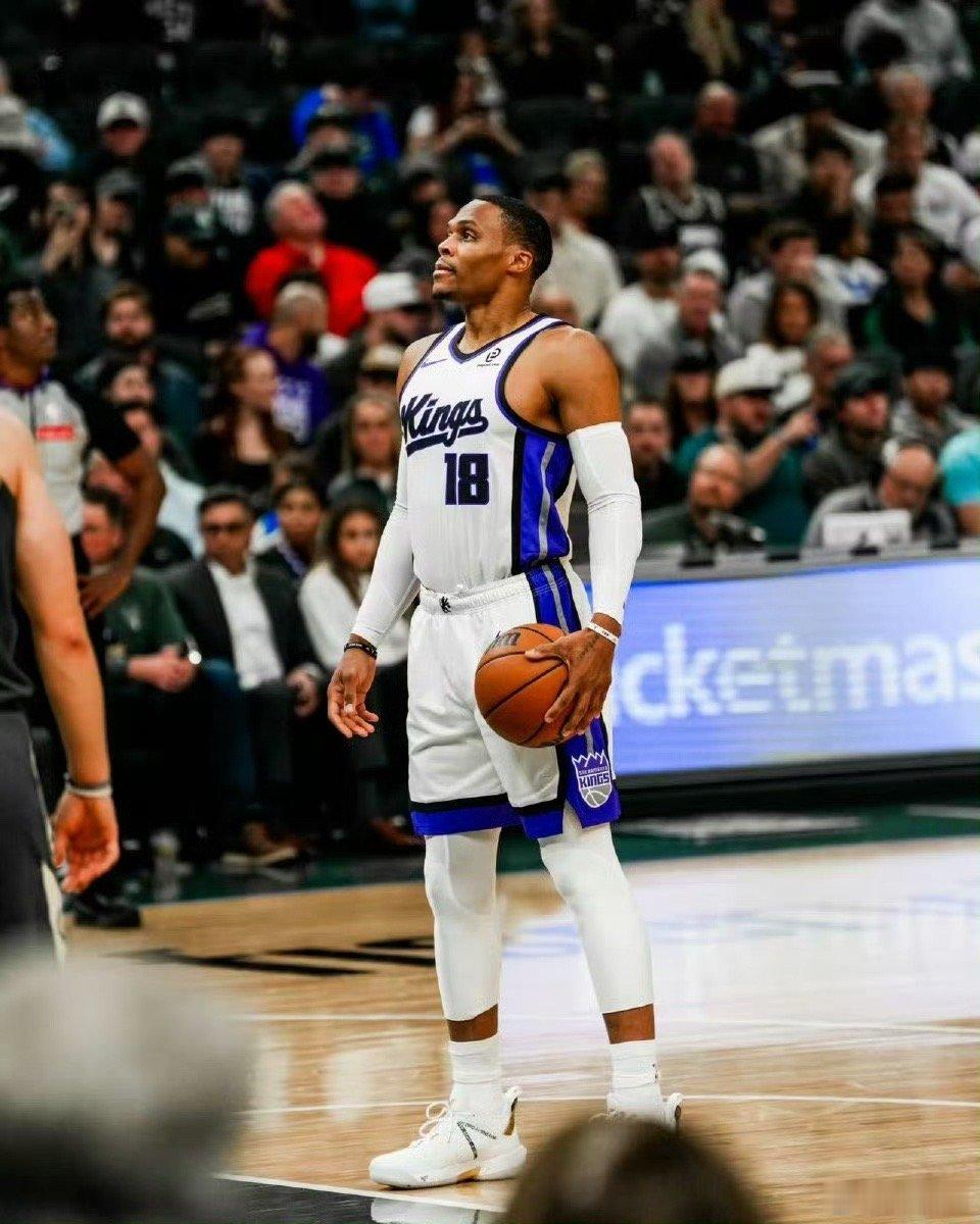 威少出场时间创赛季新高，正负值最高，帮助国王战胜雄鹿，领防字母哥！全场出战33分