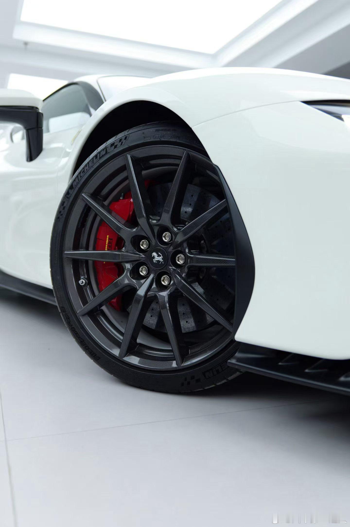 法拉利SF90 Stradale，白外白内、2024年上牌，5000公里，升级碳