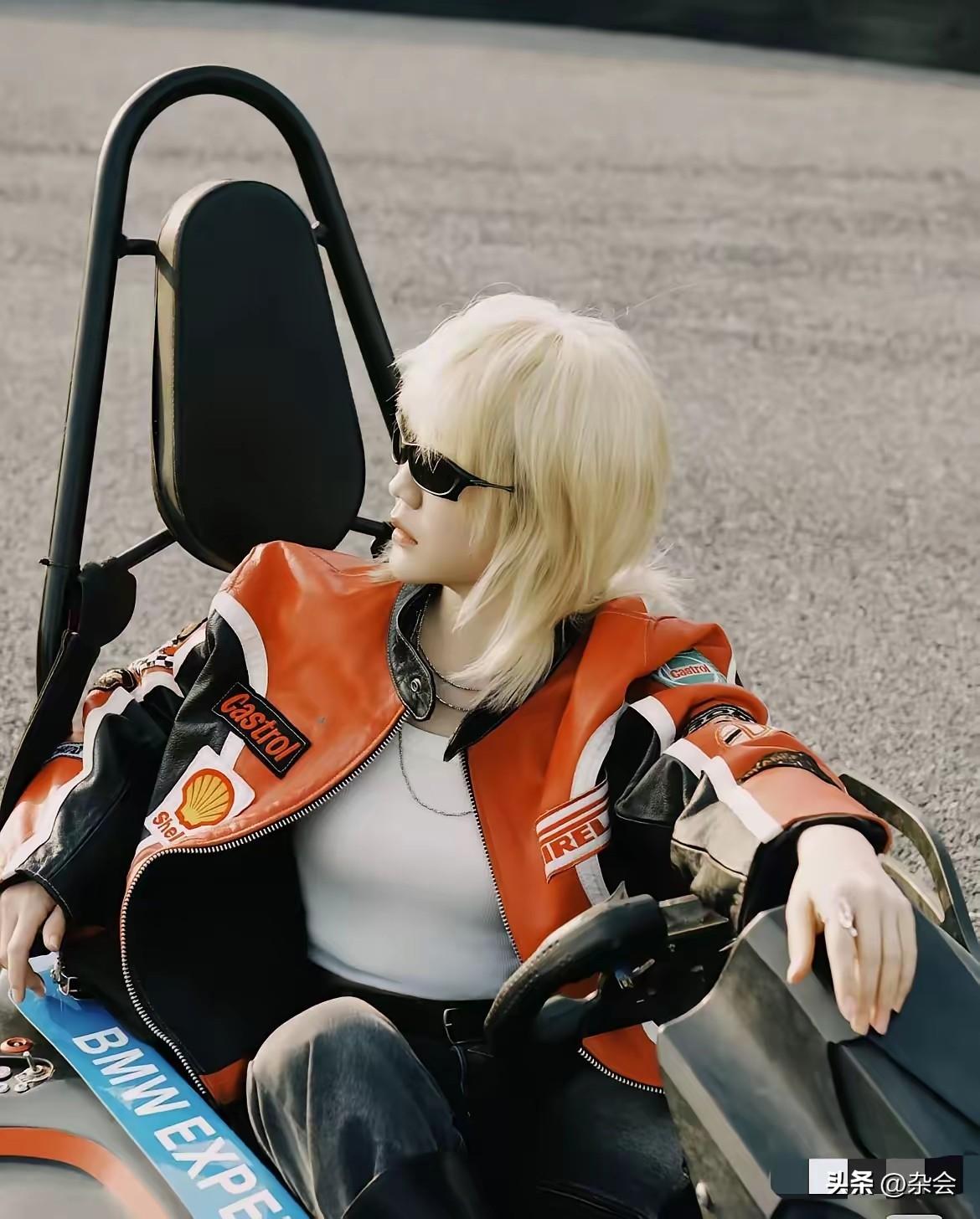 陈梦确实挺喜欢露肚脐的，这次新发型超好看，特别帅气！她不断尝试新造型，努力展现不