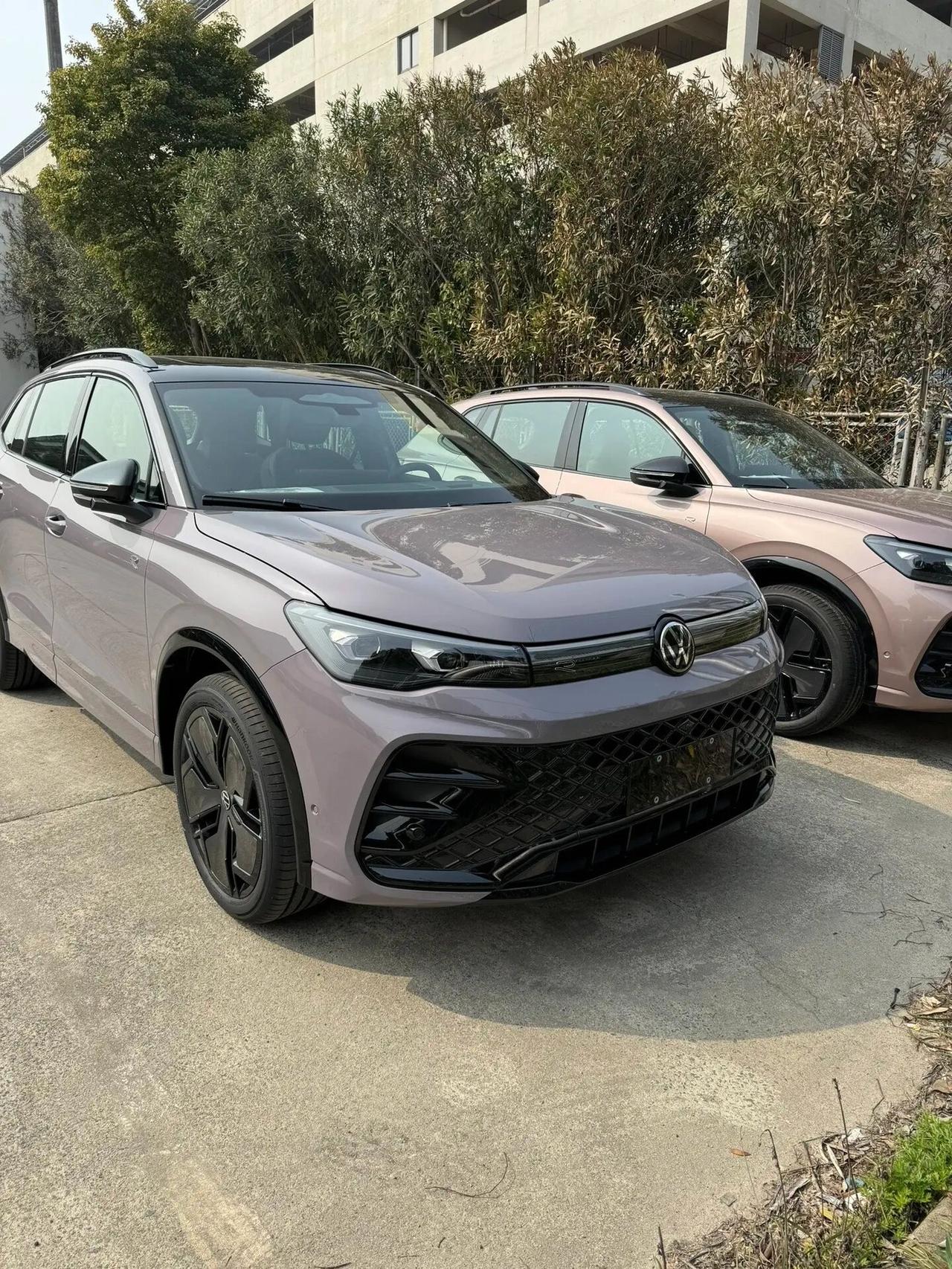 大众全新途观L Pro谍照，一下多了两块屏幕！
一块是副驾屏，“一块”手扶箱的液