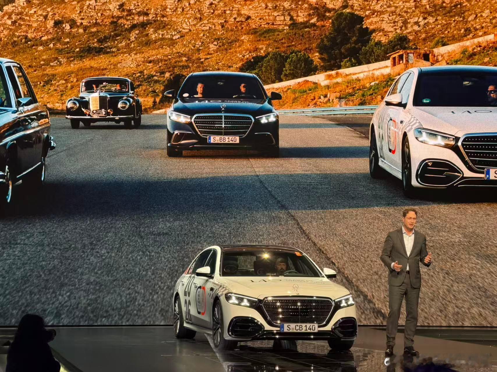 胖哥汽车频道 新款奔驰S级亮相。作为中期改款车型，官方称其超过50%的零部件为全