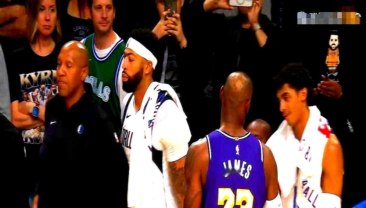 湖人超级球星詹姆斯真是太会来事了！

眼看胜利稳了，他没等哨响就走向独行侠替补席