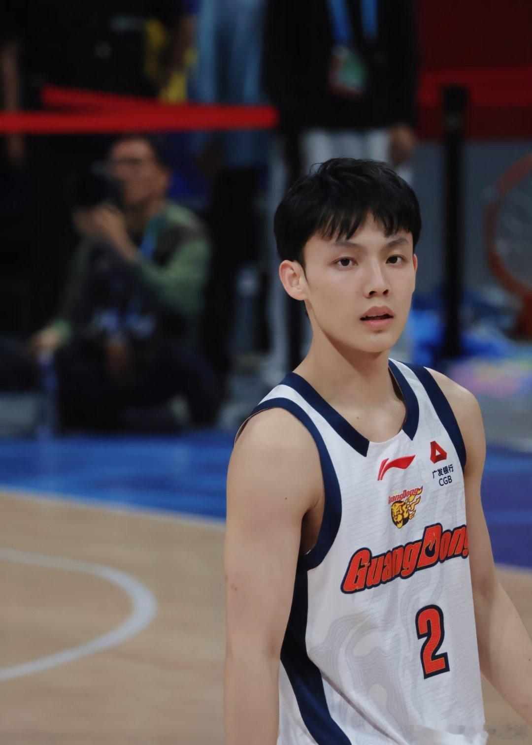 上海男篮vs北京男篮CBA广东宏远不会顶薪续约徐杰。 