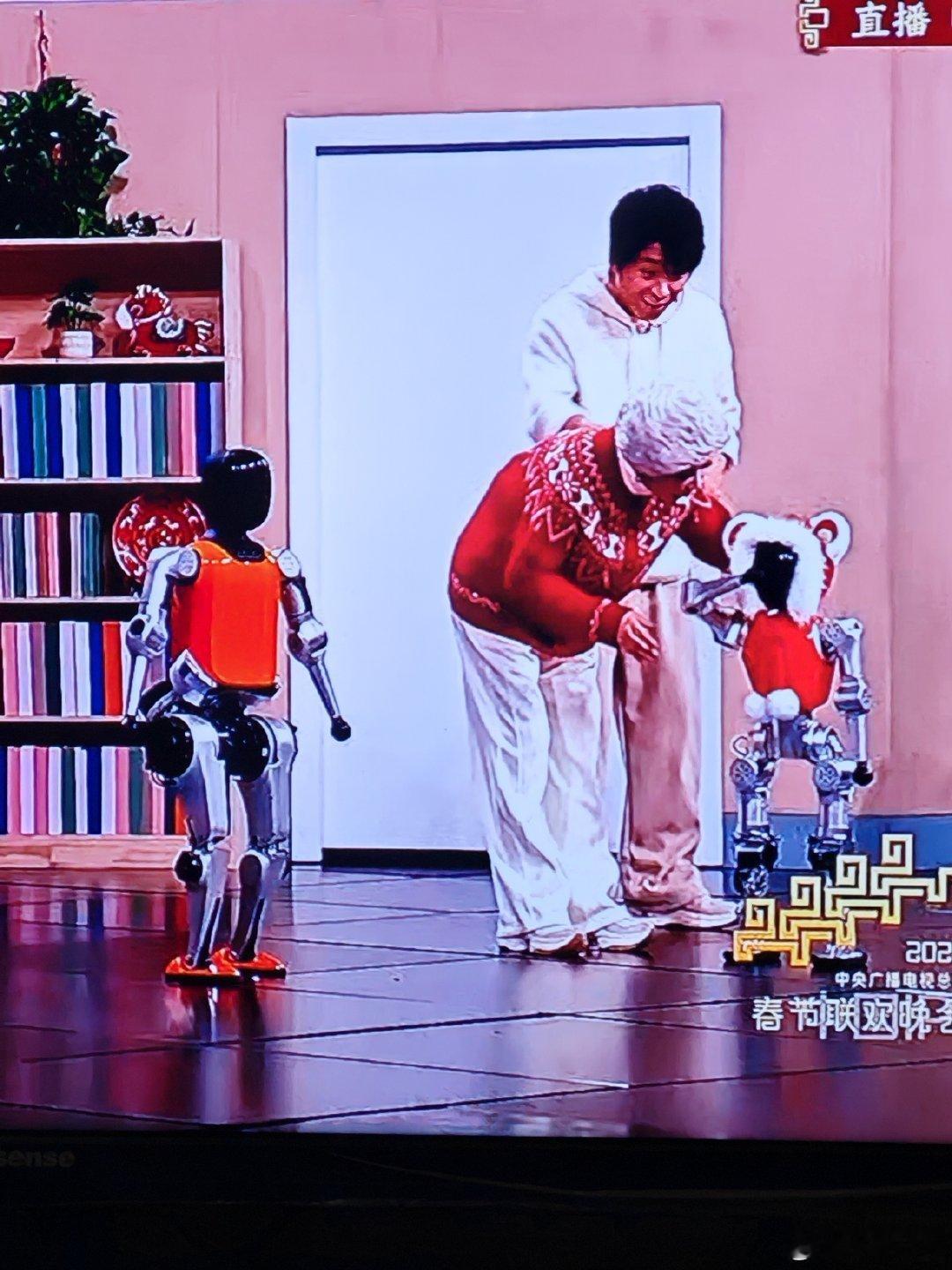 机器人cos撒贝宁笑吐了 肯定故意的 