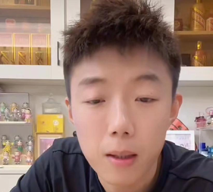 龙队的反手拧拉，是用无数个“隐身人”的肩膀垫出来的。
我是尹航，前国手，现役陪练