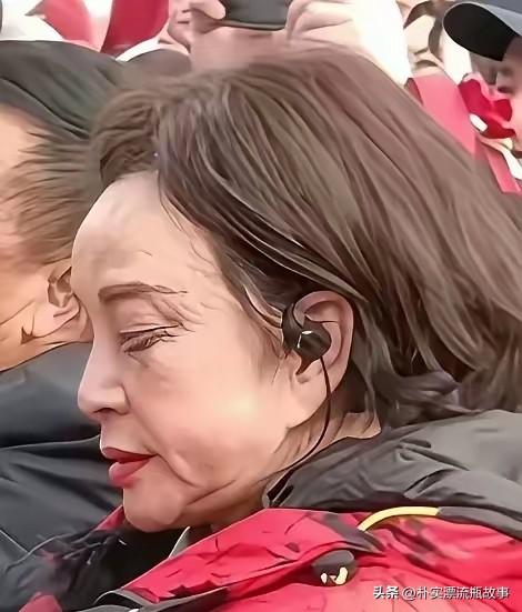 75岁的刘晓庆，又一次让全网吵翻了天。
短剧《锦绣安然》里，她扎着麻花辫演少女，