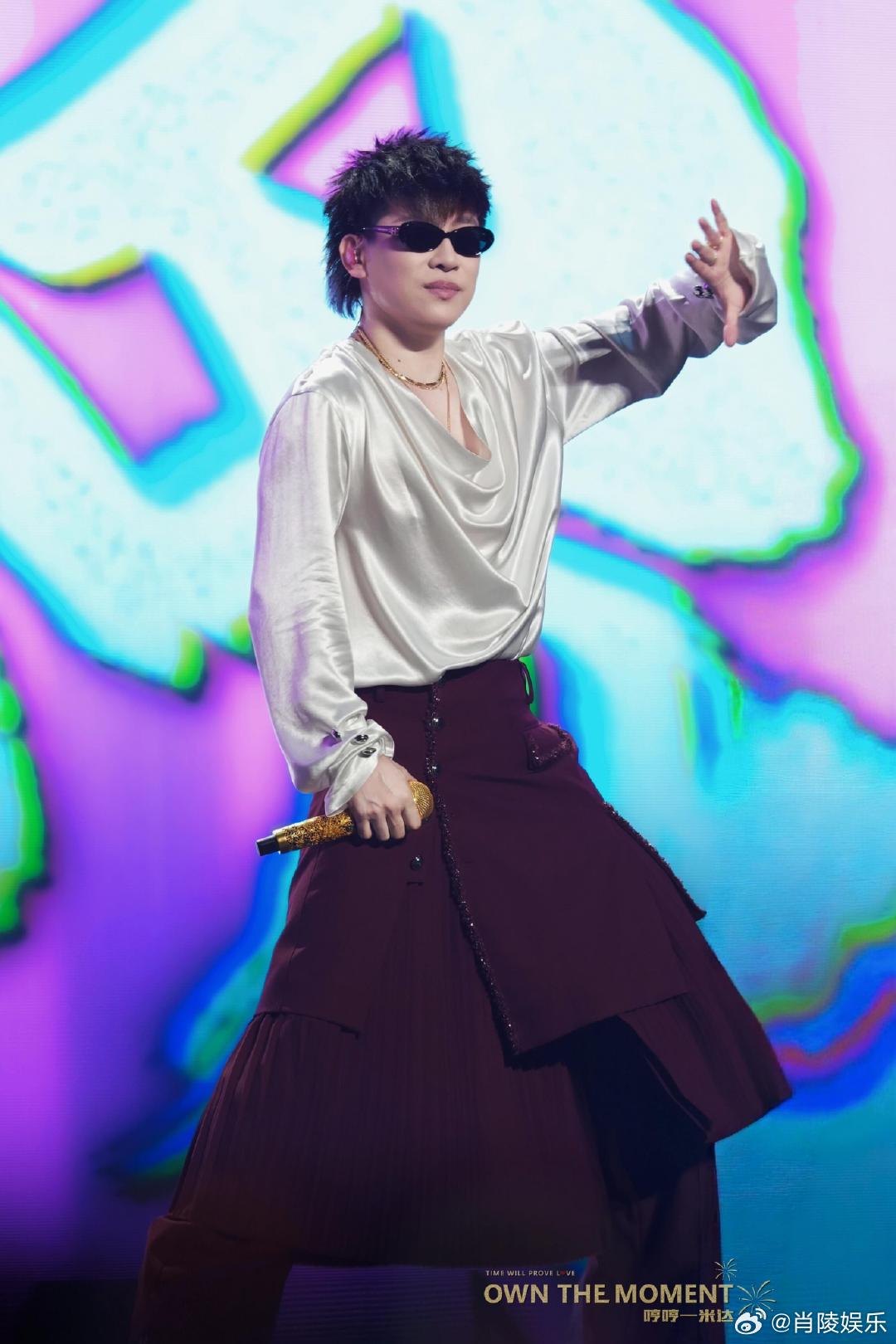 胡彦斌回应被喊歌王胡彦斌在演唱会上被粉丝喊歌王现场震耳欲聋的歌王呼喊，胡彦斌风趣