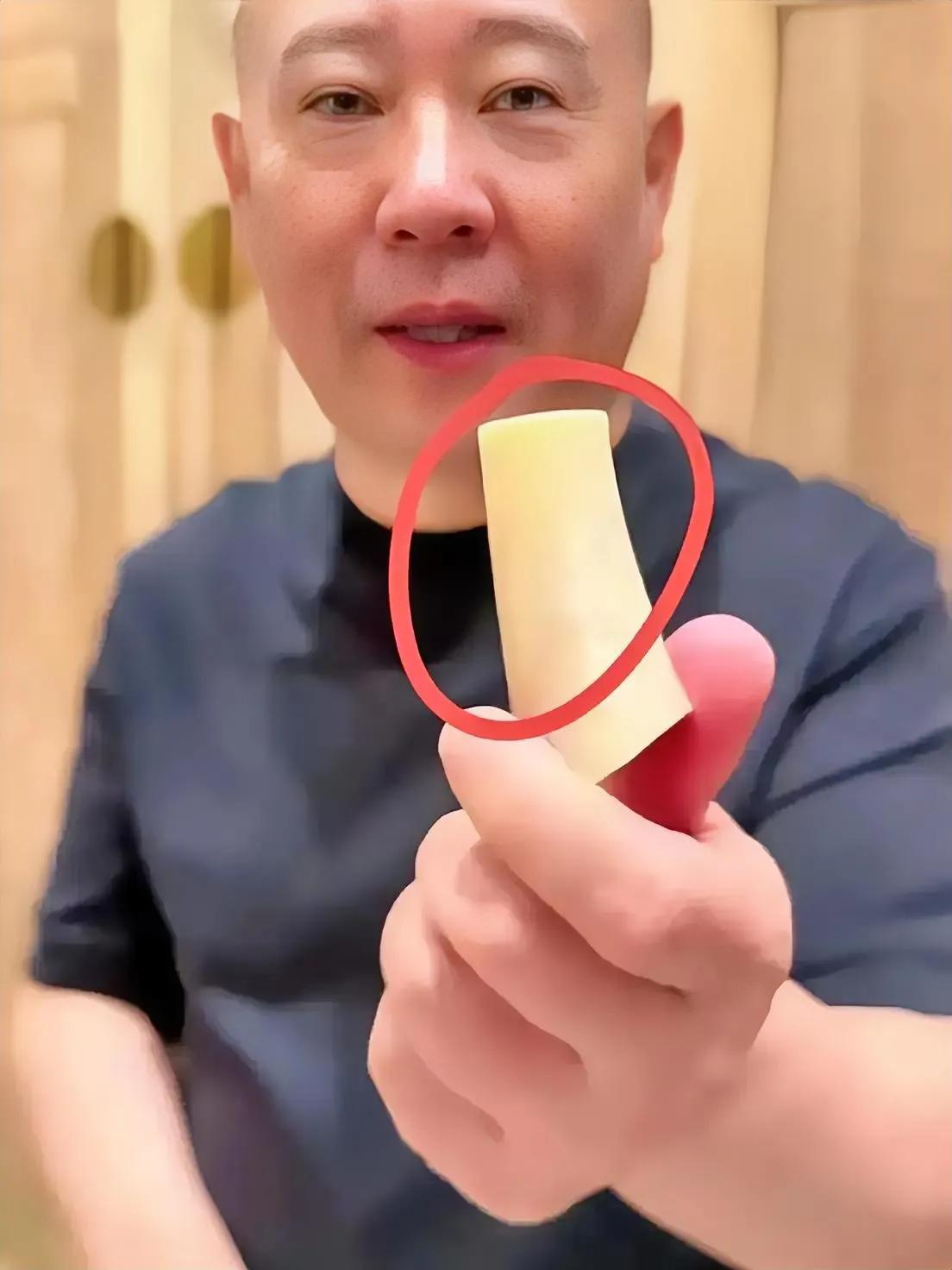 当年，杨义可是打了郭德刚脸一巴掌的。郭德纲是个记仇的人吗？杨少华老先生去世第二天