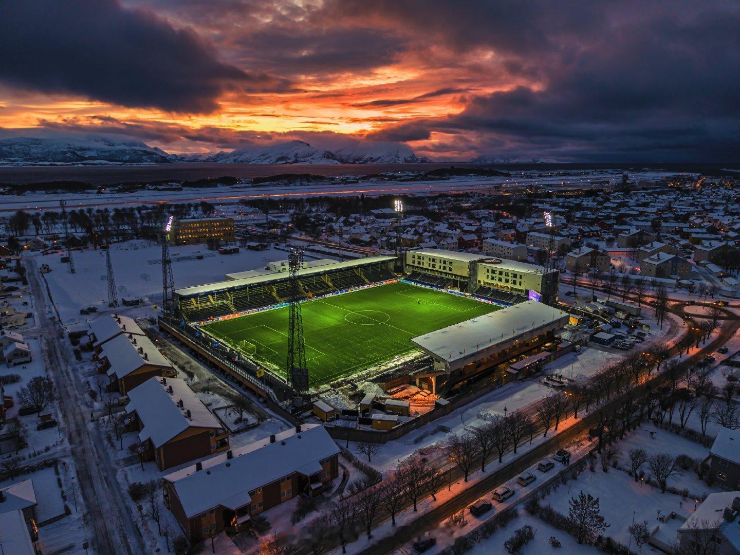 11月，北极圈已经是严冬，足球比赛的热情，融化了比赛场地的积雪。欧冠第5轮，博德