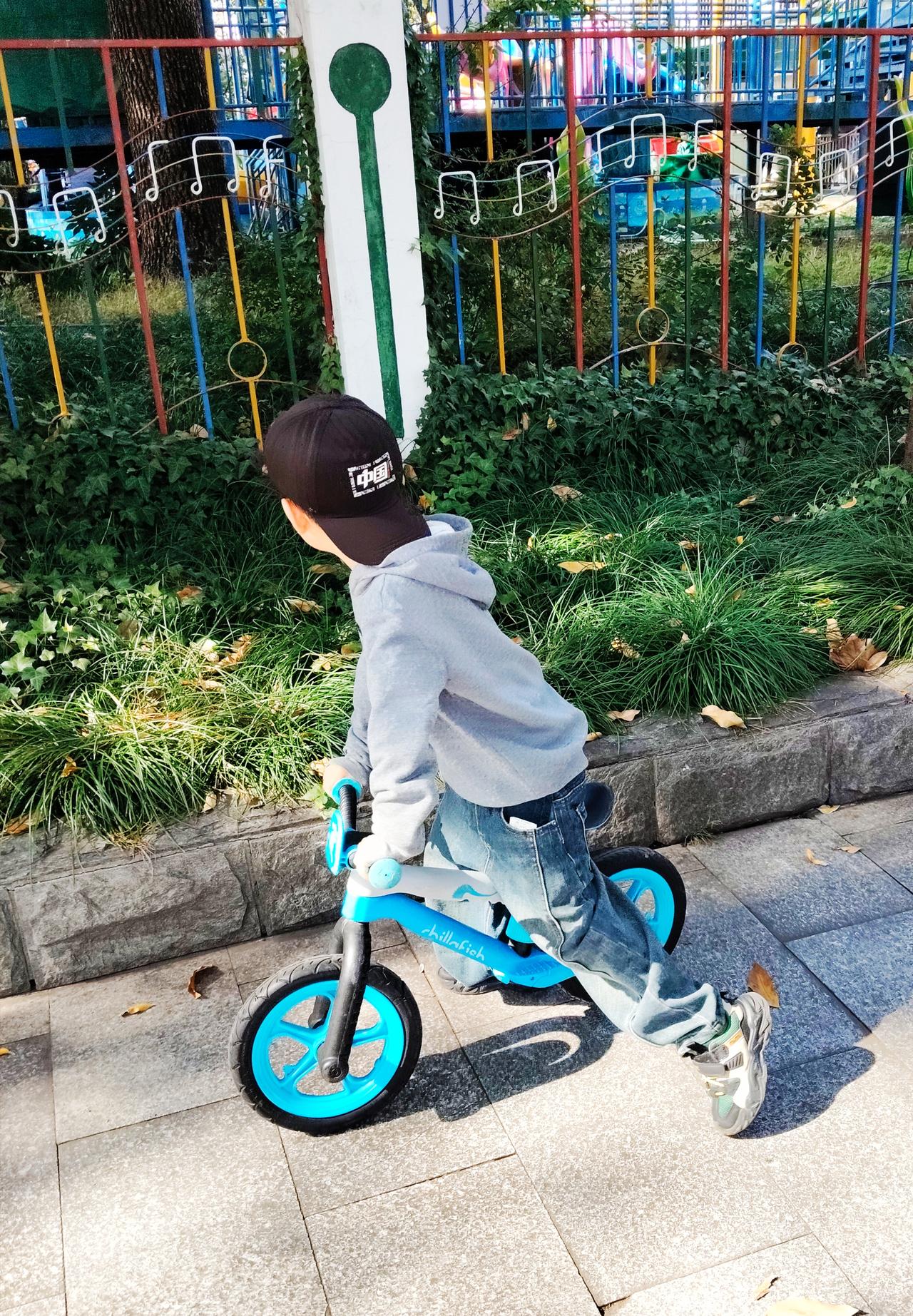 题目:家长们别再“盯分数”了！孩子的成长，真不一定非得补习班不可

亲爱的家长们