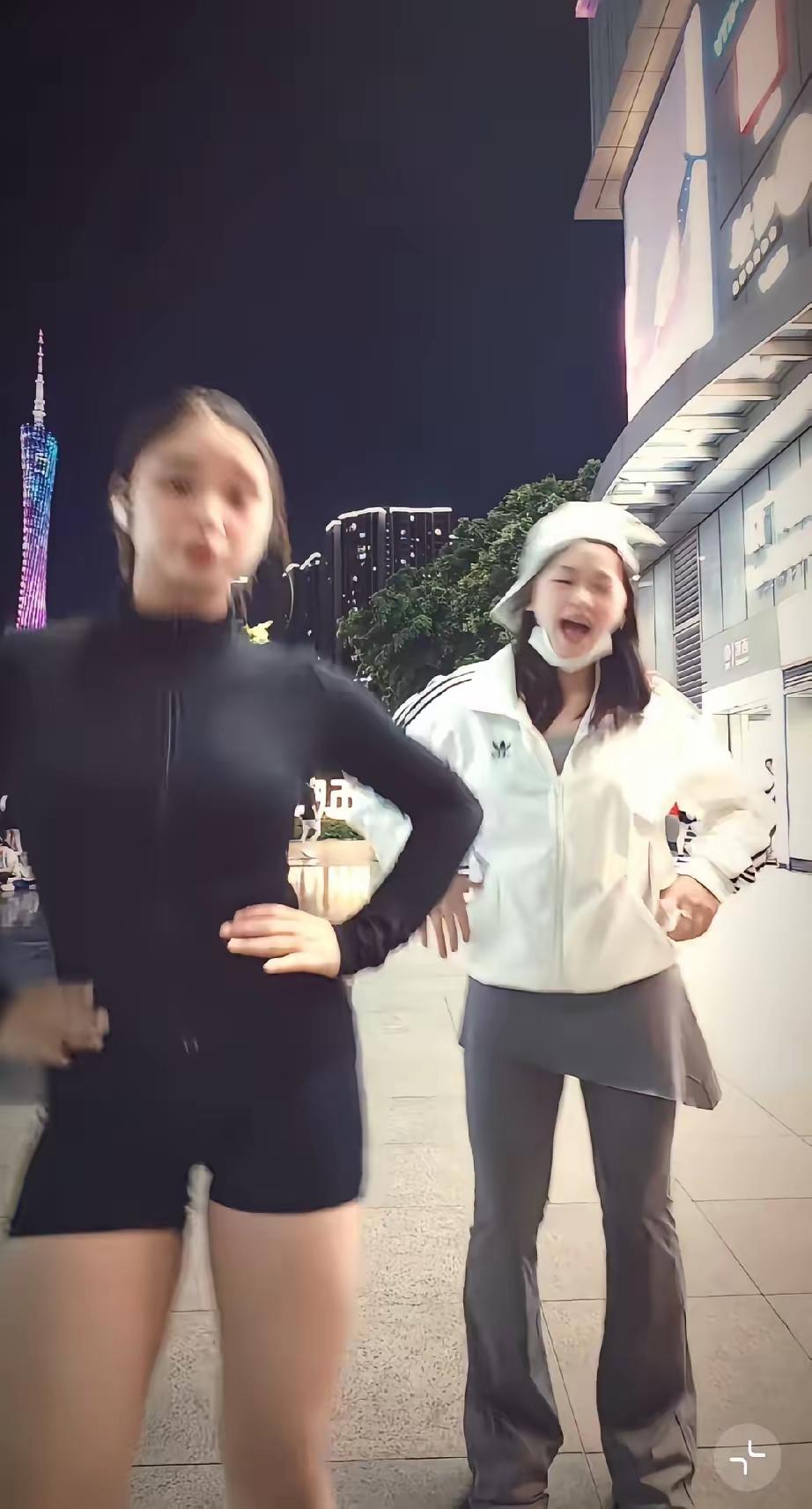 刷到全红婵广州塔下跳舞的视频时，我正啃着苹果，差点把核吞下去。
 
视频里她穿件