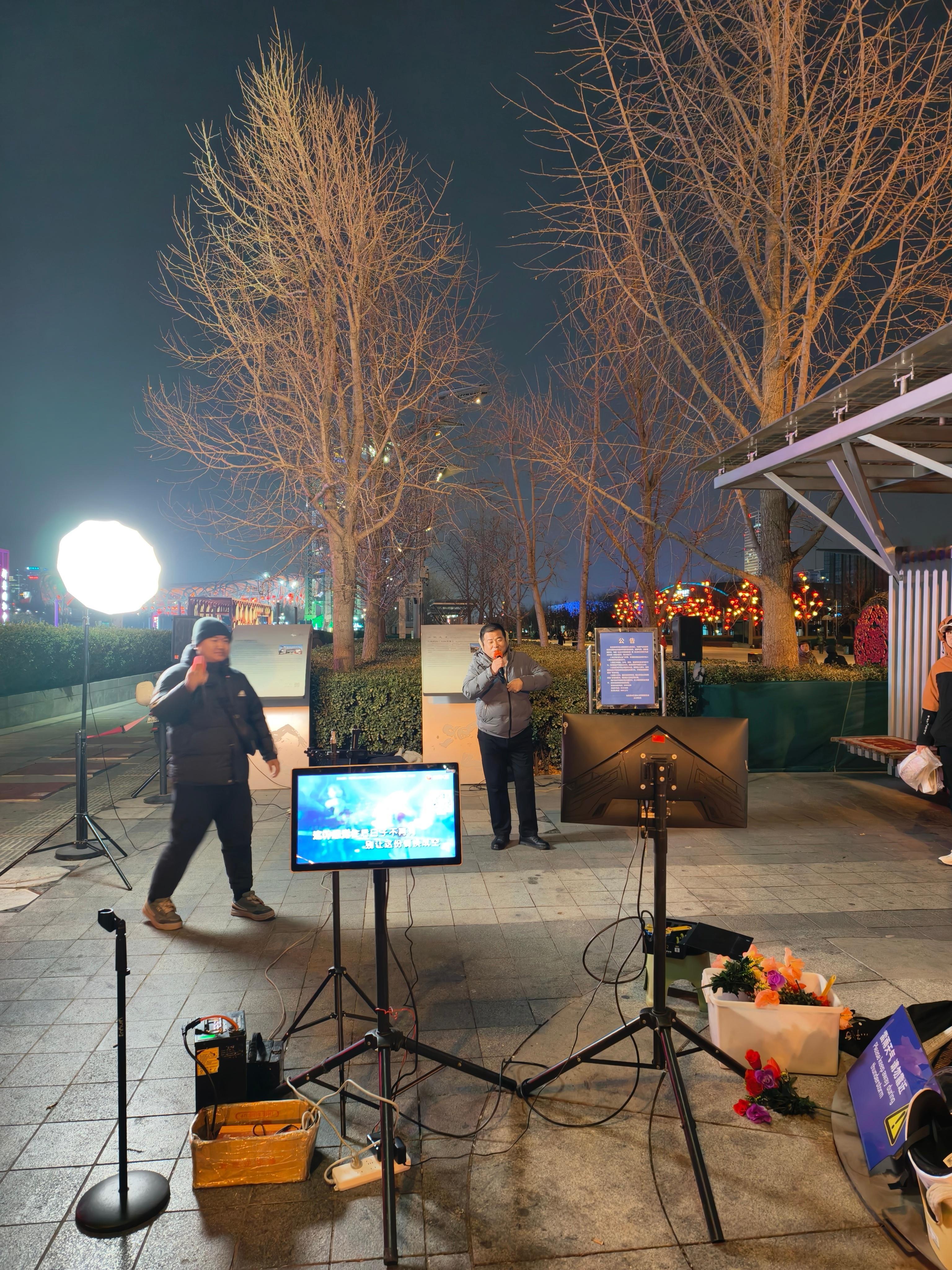 北京人民的饭后娱乐项目真丰富！ 感觉大家真的很爱唱歌。 北京·奥林匹克公园中心区