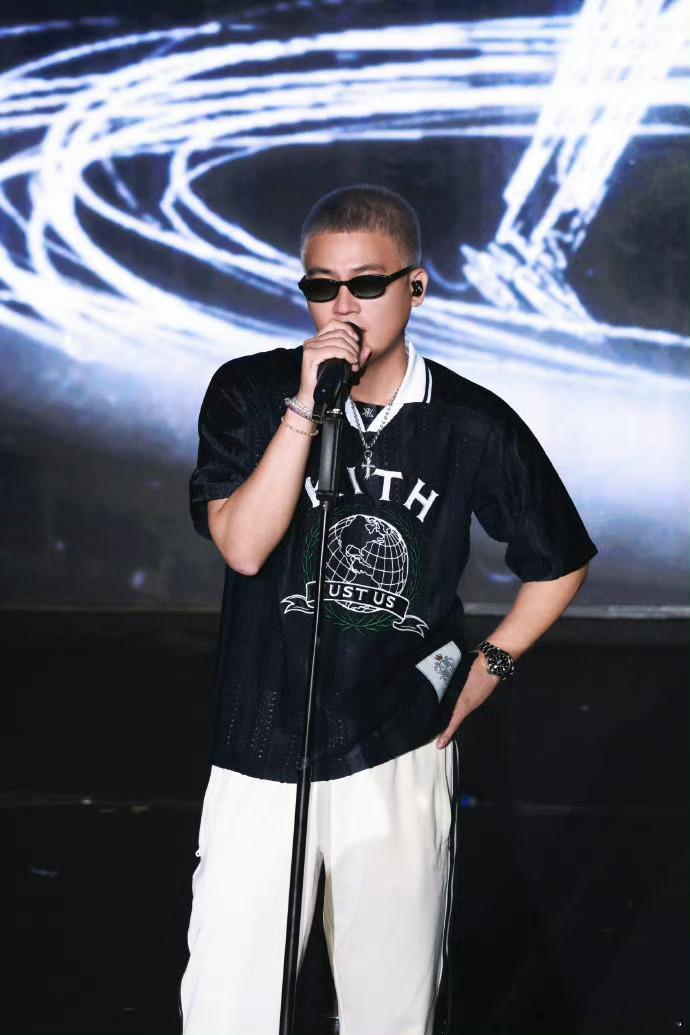 欧豪武汉音乐节请客粉丝团建宝石老舅武汉枪火超燃开场武汉音乐节 一边是宝石老舅《枪