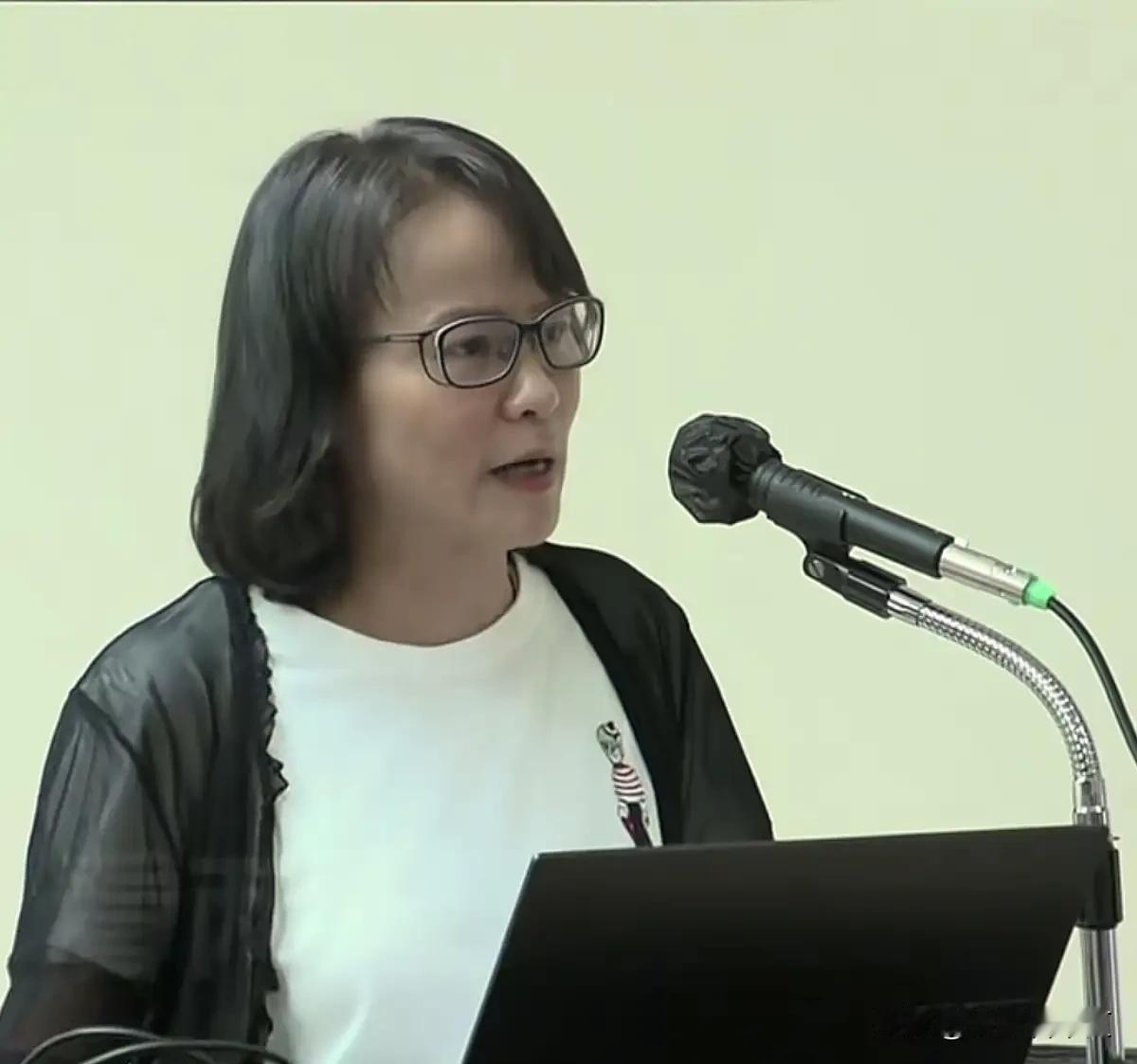 台湾爱国女教师区桂芝严厉抨击郑丽文：你一边说和平，一边购买军火，这可能和平吗？你