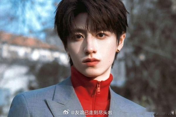 朱志鑫沈载伦Prada大秀撞衫朱志鑫和韩国爱豆沈载伦Prada撞衫同款穿搭，但完